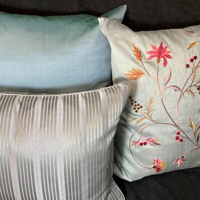 Lot 146   Four Pillows Faux Silk