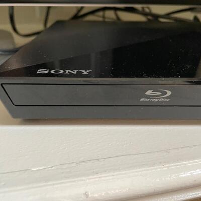Lot 174  Vizio 48" TV and Sony Blu-ray player