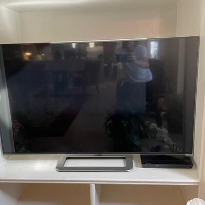 Lot 174  Vizio 48" TV and Sony Blu-ray player