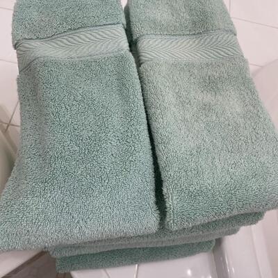 Lot 190  Bath & Hand Towels