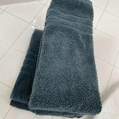 Lot 192  Teal Bath & Hand Towels