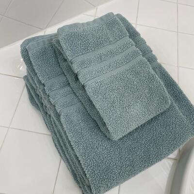 Lot 195  Sea Foam Bath & Hand Towels