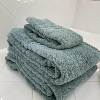 Lot 195  Sea Foam Bath & Hand Towels