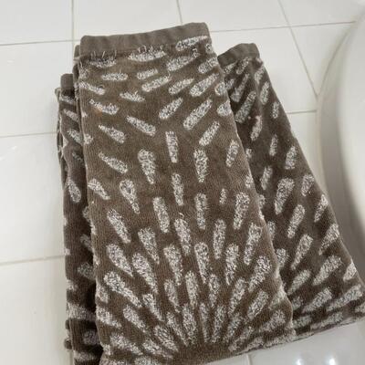 Lot 197  Taupe Bath & Hand Towels