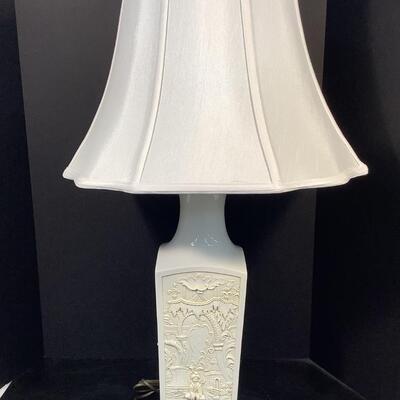 B879 Vintage White Ceramic Oriental Lamp