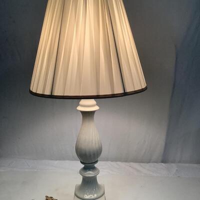 B884 Porcelain White Table Lamp