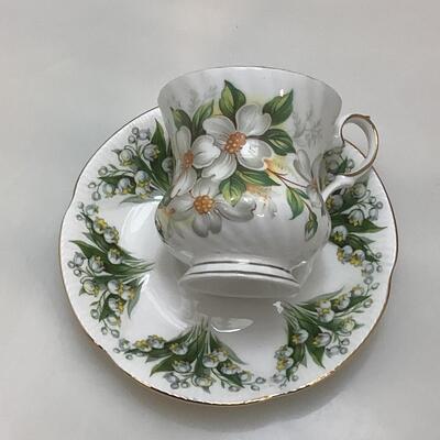 F955 Lot of Cups and Saucers with Cream and Sugar