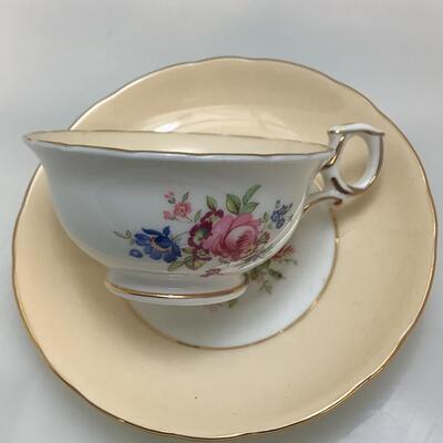 F956 Lot of 8 Cups and Saucers