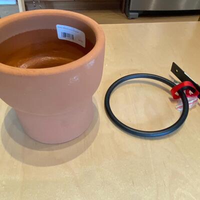 *New* Planter with wall mounting hardware