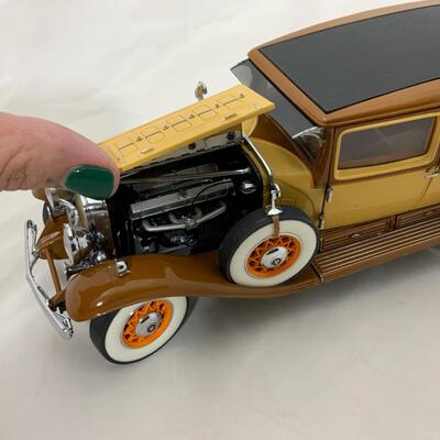 -152- MODEL CARS | 1930 Cadillac | Franklin Mint | Die-Cast