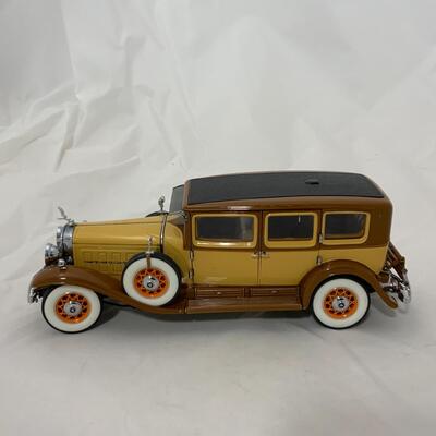 -152- MODEL CARS | 1930 Cadillac | Franklin Mint | Die-Cast
