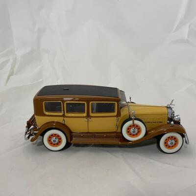 -152- MODEL CARS | 1930 Cadillac | Franklin Mint | Die-Cast