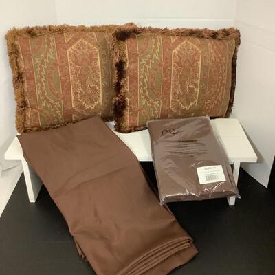 F - 1013  Pair of Beautiful Brown Paisley Pillows & Pair of Chocolate Brown Round Table Cloths