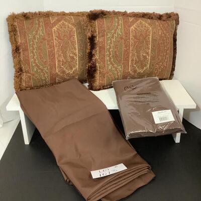F - 1013  Pair of Beautiful Brown Paisley Pillows & Pair of Chocolate Brown Round Table Cloths