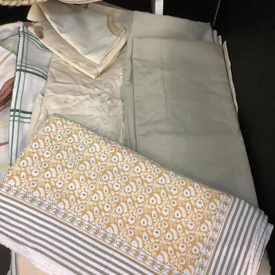 F - 1024 Lot of Linens ( table cloths & napkins )