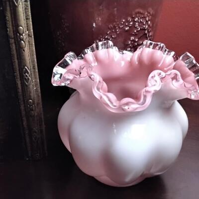 Beautiful Fenton Peach Crest Ruffled Rim Melon Vase 5.5 Inch