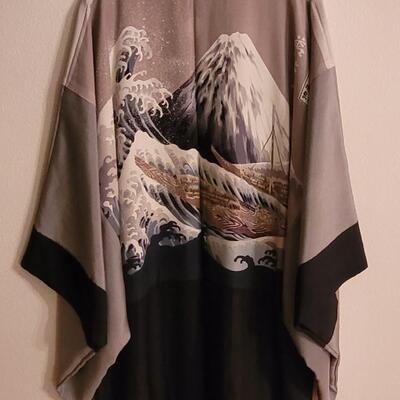 Lot 26: Japanese Silk Kimono - The Wave