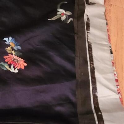 Lot 28: Beautiful Antique Japanese Embroidered Silk Kimono