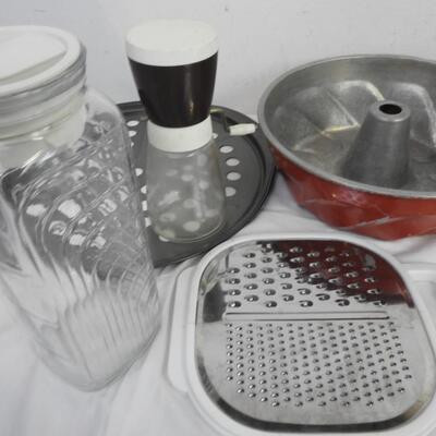 11 pc Kitchen: Toaster, Electric Can Opener, Mixing bowls, Garlic Grinder