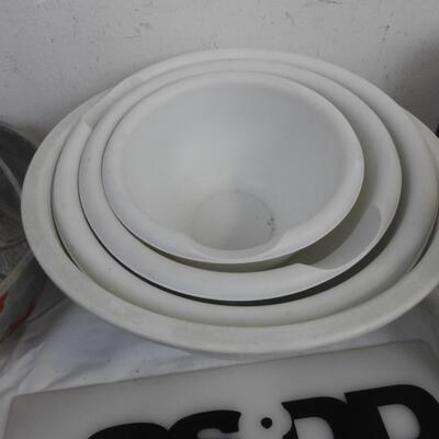 11 pc Kitchen: Toaster, Electric Can Opener, Mixing bowls, Garlic Grinder