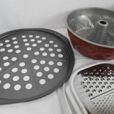 11 pc Kitchen: Toaster, Electric Can Opener, Mixing bowls, Garlic Grinder