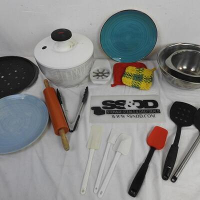 15 pc Kitchen: Salad Spinner, Metal Bowls, Spatulas, Ceramic Plates, Rolling Pin