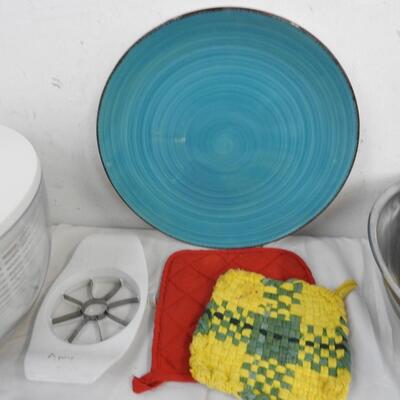 15 pc Kitchen: Salad Spinner, Metal Bowls, Spatulas, Ceramic Plates, Rolling Pin