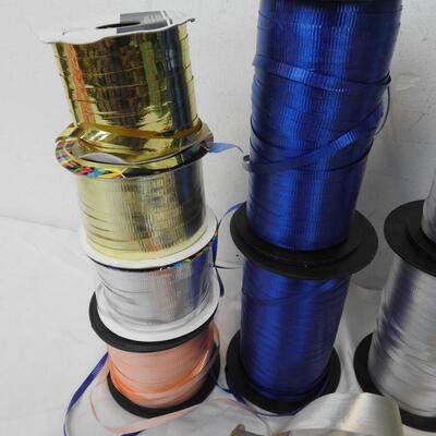 20 Spools Ribbon, mostly curling ribbon: Blue, Silver, Gold, Purple. 2 Balloons