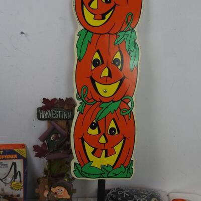 Halloween Lot: Skull Decor, Lawn Stake Pumpkins