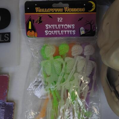 Halloween Lot: Skull Decor, Lawn Stake Pumpkins