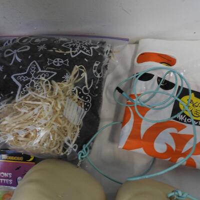Halloween Lot: Skull Decor, Lawn Stake Pumpkins