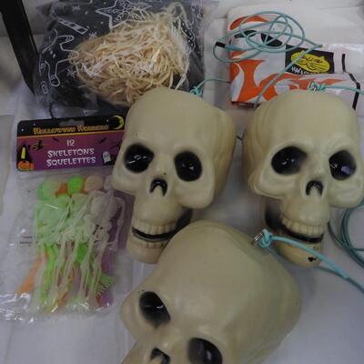 Halloween Lot: Skull Decor, Lawn Stake Pumpkins
