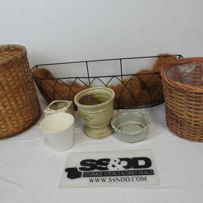 Outdoor DÃ©cor Lot: 2 Baskets, 4 Small Ceramic Planter Boxes, Faux Grass Planter
