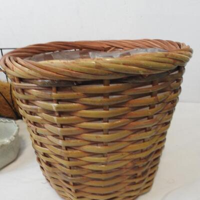 Outdoor DÃ©cor Lot: 2 Baskets, 4 Small Ceramic Planter Boxes, Faux Grass Planter