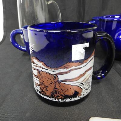 7 pc Ceramics, 5 Cobalt Blue Mugs, Mount Rushmore Mug, Clear Glass Pitcher