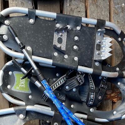 Womens Snowshoes and poles