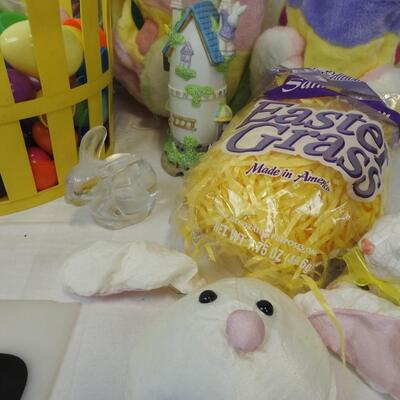 3 Easter Bunnie Baskets, 1 Plastic Basket with Eggs, Grass and Mini Bunnies