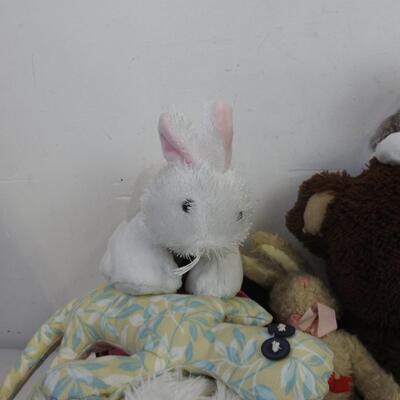 18 pc Stuffed Animal Lot: Bears, Cats, Dogs, etc