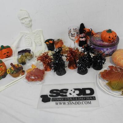 Halloween DÃ©cor: Skeleton Wall Hanging, Pumpkin, Balloon Weights, Tins, Skulls