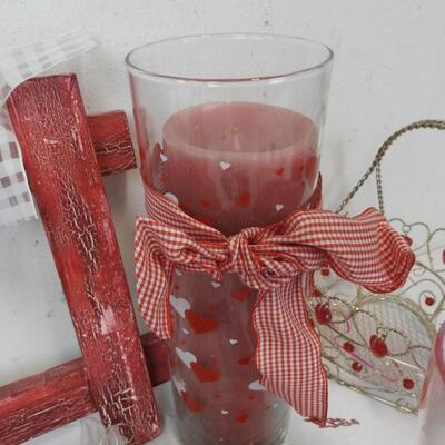 Valentine's Day Themed DÃ©cor: Candles, GLasses, Frames, Heart Shapes, Lights