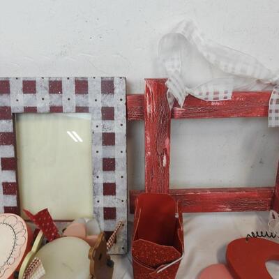 Valentine's Day Themed DÃ©cor: Candles, GLasses, Frames, Heart Shapes, Lights
