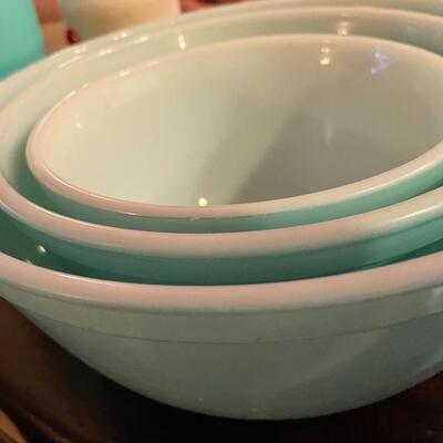 Kitchen items/ Blue Pyrex