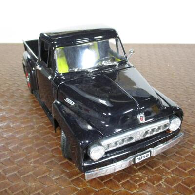 Road Tough 1953 Ford F100 Scale 1/18