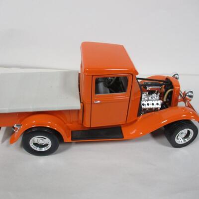 1934 Ford Pick Up Scale 1/18 & 1965 Ford Econoline Pickup Scale 1/24