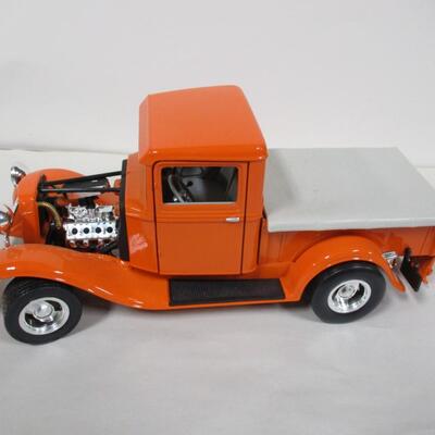 1934 Ford Pick Up Scale 1/18 & 1965 Ford Econoline Pickup Scale 1/24