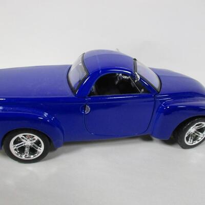 1937 Lincoln Zephyr & Maisto Special Edition 2000 Chevrolet SSR Scale 1/18