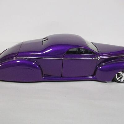 1937 Lincoln Zephyr & Maisto Special Edition 2000 Chevrolet SSR Scale 1/18