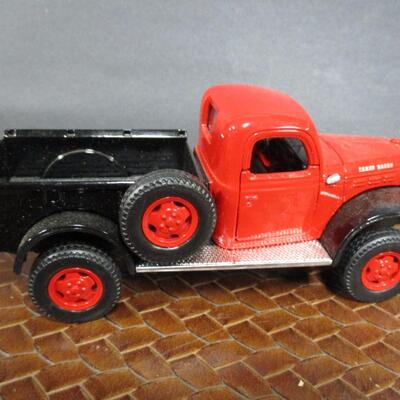 1937 Ford Pick-Up & 1946 Dodge Power Wagon Scale 1/24