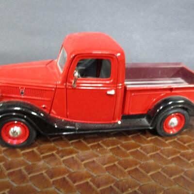 1937 Ford Pick-Up & 1946 Dodge Power Wagon Scale 1/24