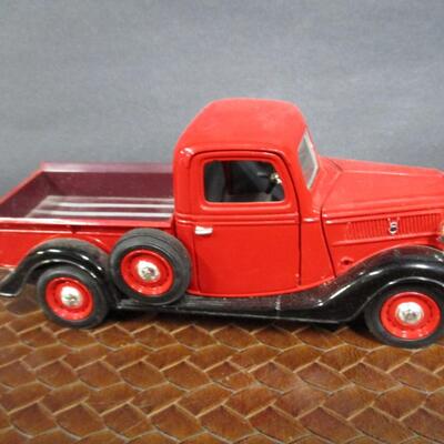 1937 Ford Pick-Up & 1946 Dodge Power Wagon Scale 1/24